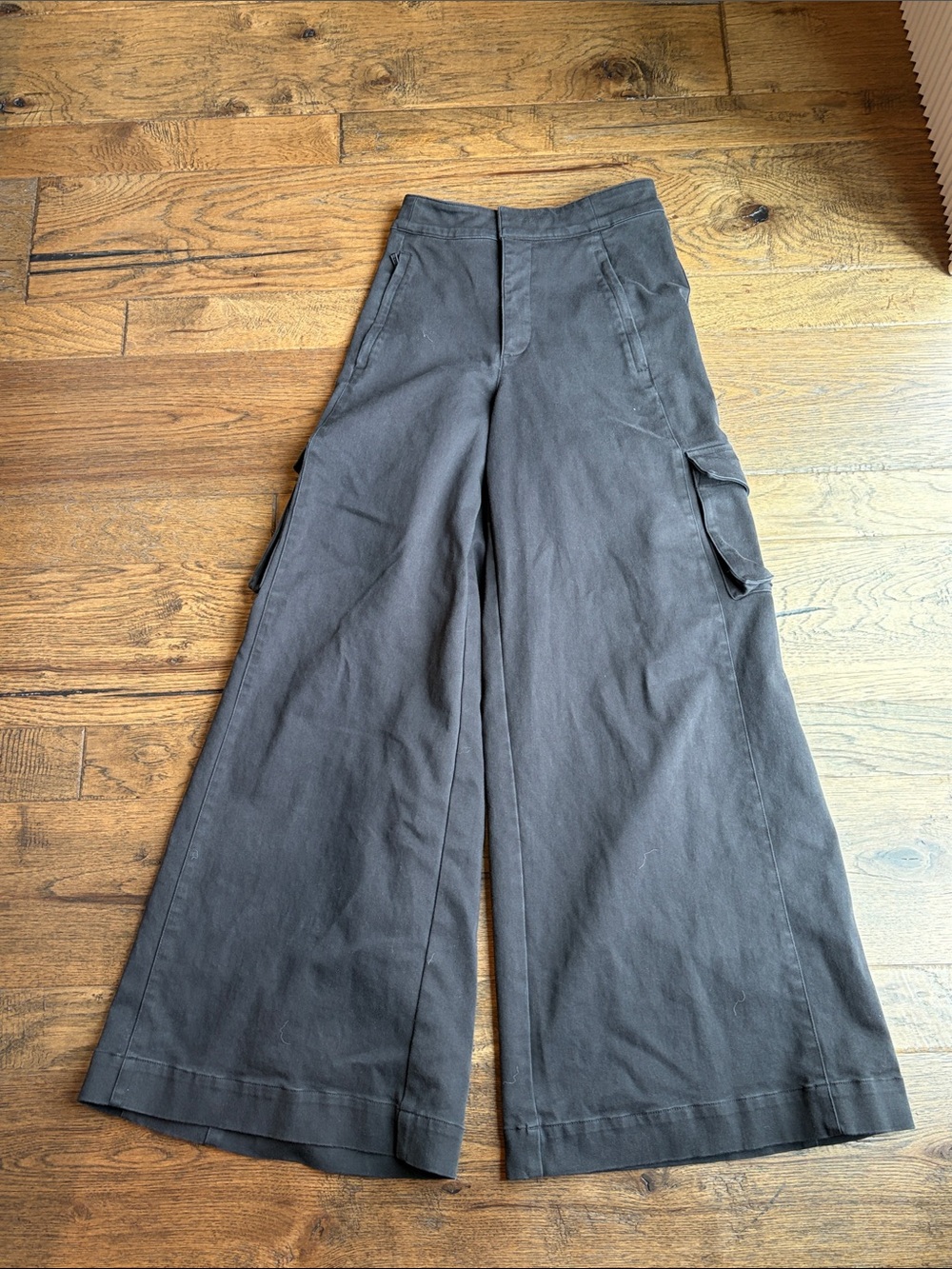 ALO Yoga Wide-Leg Cargo Pants in Charcoal